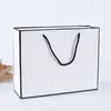 Los fabricantes pueden personalizar una variedad de bolsos de Tarjeta Blanca, Piel de Vaca, Tarjeta Negra y Otros en Grandes Cantidades. Se pueden agregar Bolsas de Ropa y Regalos de Cartón con Logo