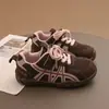 Tênis esportivos infantis, design de malha retrô, inspirado no estilo "Forrest Gump", nova coleção outono 2026, tênis de trilha para meninos, tênis casuais versáteis para meninas