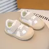 Zapatos para Bebé y Niño Pequeño Zapatos Individuales Otoño 2025 Nuevo Estilo Coreano Niños y Niñas Suela Suave Zapatos de Entrenamiento Alemanes Niños Pequeños Tenis Lindos