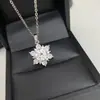 Conjunto de collar de girasoles con microincrustaciones de pétalos de flores y pendientes de aro con apertura de diamantes, recomendado por el libro Little Red Riding.