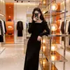 Vestido de Tricô Estilo Hepburn Francês Novo Primavera 2026, Vestido Longo Suéter Elegante Modelador Ombro a Ombro para Mulheres