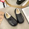 Pantuflas de algodón impermeables de dibujos animados para mujer, adecuadas para usar al aire libre, nuevo estilo de invierno 2026, para uso en interiores en casa, forradas de felpa, cálidas y con diseño de talón cerrado, también disponibles para hombre