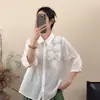 Camisa feminina de algodão e linho com gola, renda e enfeites florais tridimensionais, estilosa e elegante, mangas de três quartos, novo top artístico de verão