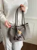 Bolsa tote casual personalizada da moda, design de nicho, bolsa nova de alta qualidade, bolsa de ombro feminina da moda para o inverno de 2026