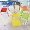 Fabricante de sillas de comedor casuales minimalistas modernas suministra silla con respaldo silla de plástico con agujero silla para estudiantes de dormitorio silla de mesa de comedor