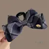 Estilo Universitario Retro Cuadros Lazo Etiqueta Dorada Pin Japonés y Coreano Ins Elegante Gama Alta Pinza de Tiburón para Mujeres en la Parte Posterior de la Cabeza