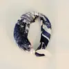 Bufanda Pequeña de Seda Estilo Nuevo con Hebilla Magnética Perezosa y Tacto de Alta Gama, Cadena de Perlas para Clavícula para Mujer, Bufanda Pequeña con Elemento de Carruaje de Lunares Paisley