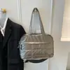 Bolsa Plateada, Bolsa de Viaje de Gran Capacidad, Bolsa de Equipaje del Mismo Estilo que la Bloguera Femenina, Bolso Cruzado, Bolso de Hombro Acolchado de Algodón al por Mayor
