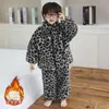 Ropa de Invierno para Niños Conjunto Acolchado de Tres Capas con Forro de Polar Ropa de Casa Nuevo Invierno 2026 Pijama de Dos Piezas con Estampado de Leopardo para Niños