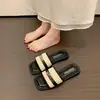 Sandálias Slip-On Quadradas Baixas Estilo Férias com Fivela de Metal e Design Trançado, Novidade Verão 2026 Sandálias Slip-On Femininas