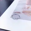Anéis Plus Size para Mulheres, Estilo Europeu e Americano, Design Simples de Onda Geométrica, Design de Nicho, Anel para Dedo Indicador, Anel para Dedo Mínimo