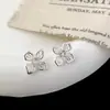 Coleção Diária Versátil Simples e Fashion de Brincos de Tarraxa Prateados Vazados, Estilo Nicho de Luxo Leve de Alta Qualidade, Brincos Elegantes e Únicos para Mulheres