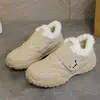 Sapatos peludos casuais da moda com velcro 2026 inverno novo tênis de sola macia com forro de fleece para aquecer sapatos de algodão femininos