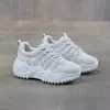 Sapatos femininos de tamanho pequeno, com sola grossa, novos para primavera-verão 2026, que aumentam a altura, com malha respirável, estilo "dad shoes", versáteis e leves para o dia a dia.