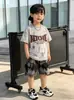 Conjunto Ligero para Niños 2026 Nuevo Estilo para Niños Pequeños, Verano Rayas Verticales Diseño de Letras, Elegante Conjunto de Dos Piezas de Manga Corta con Cuello Redondo para Niños