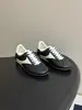 Zapatillas de entrenamiento retro alemanas de cuero genuino brillante, estilo para parejas, con detalles de franja lateral y suela de goma, un diseño versátil