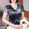 Camiseta de manga corta con cuello en V y estampado de malla para mujer, estilo moderno y elegante, de verano 2025, para mamá.