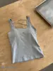 Camisola estilo halter com decote cruzado vazado nas costas e bojos fixos, adequada para usar como peça externa, top sexy sem costas