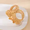 Pulseira Aberta Geométrica de Metal Transfronteiriça Europeia e Americana, Pulseira Oca Enrolada com Fio Curvo, Acessório de Mão Moderno e Exagerado