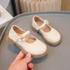 Sapatos de couro para meninas, nova coleção de verão 2024, sapatos de princesa estilosos, estilo coreano, sola macia, sapatilhas antiderrapantes, sapatos de couro versáteis para crianças