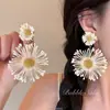 Pendientes de Flor Tejida Estilo Resort Vacacional Romano para Mujer, Clips para Orejas, Pendientes Elegantes de Gama Alta, Clavos Exagerados de Playa