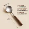 ¡Guau, esta cuchara de acero inoxidable 304 con mango de madera de nogal es perfecta para servir sopa y sacar arroz!. El mango de madera maciza proporciona un agarre cómodo y una excelente aislamiento térmico