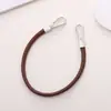 Correa de muñeca única de cuero PU nuevo, cordón para teléfono, cadena de mano colorida versátil de doble hebilla, accesorio de cadena para teléfono