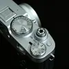 Los botones adhesivos de obturador estilo mochilero son adecuados para los botones de obturador de cámaras Fujifilm y Leica, sirviendo como accesorios adhesivos de cristal metálico