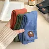 Meias Versáteis de Cano Médio para Outono e Inverno para Mulheres, Meias Curtas Bordadas com Urso de Desenho Animado, Meias Grossas Quentes em Tons Terrosos