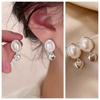 Elegantes aretes de botón de perla encantadores de metal elegante socialité dulce estilo Chanel Dama Aretes de alta gama a la moda