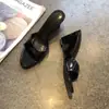 Primeiro Encontro com o Simples Salto Alto Elegante de Tira Única e Bico Aberto em Couro Metalizado Prata da Estação, Novo Salto Anabela de Bico Arredondado para o Verão de 2026