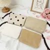 Nova porta-moedas de veludo cotelê com bolinhas, uma bolsa portátil para batom e maquiagem para mulheres, apresentando um design fofo e grande capacidade de armazenamento.