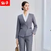 Elegante conjunto de traje y falda azul marino con cuello en V que ciñe la cintura, ropa de trabajo para recepcionista de hotel, nueva colección otoño 2026 para mujer profesional