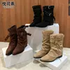 Bota de couro genuíno com design de perna larga, nova coleção outono 2026, estilo retrô, com detalhes plissados, cor cáqui, bico fino, salto grosso, botas curtas para mulheres