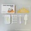 Juego de regalo de vajilla desechable para pasteles, juego de cinco piezas para fiestas de repostería, incluye cubiertos de plástico reforzado, platos de papel, velas y sombreros
