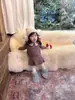 Cardigan de Crochê Manual Outono e Inverno para Meninas Cutemily, Conjunto de Duas Peças com Suéter de Botão + Saia com Laço para Bebê Menina