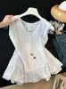 Camiseta sin mangas de encaje hueco con retazos de estilo suave y cuello en V para mujer, top tipo tank top de verano 2026 con volantes y amarre en la espalda