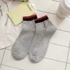 Calcetines Bordados de Cachorro con Gorro Rojo de Dibujos Animados Color-Bloque para Mujer, Calcetines Cortos Finos Sin Costuras de Algodón Puro para Primavera y Verano, Calcetines Populares de Caña Media 2026
