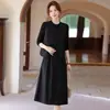 Conjunto de outono de três peças para mães jovens: colete curto, camisa básica estilosa e saia; conjunto de roupas femininas para meia-idade e idosos