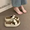 Nuevas sandalias de plataforma versátiles de moda para mujer, para la playa, para el verano, para exteriores, sandalias de meter ins2026 de moda con plataforma gruesa