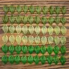 Paquete de materiales para accesorios de pendientes DIY, accesorio para el cabello de estilo antiguo, colgante de hoja con efecto plateado de color, acrílico naranja aleatorio de 50g