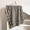 Novo xale jacquard estilo chinês com padrão de mil caracteres, exalando uma vibe quente, retrô e luxuosa, perfeito para looks de outono e inverno, proporcionando calor e realçando sua elegância