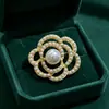 Broche Anel Pérola Multicamadas Retro Flor Oca Dourada Pinos Decoração para Terno Casaco Vestido Corsage de Luxo Leve