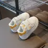 Zapatillas blancas para niñas, nuevo estilo 2026, cómodos zapatos de otoño para bebés, zapatos casuales para niños, zapatos de guardería, zapatillas blancas para niños