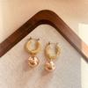 Aretes de Flor de Perla de Agua Dulce con Aguja de Plata Galvanizada en Oro Real Moda de Alta Gama Elegantes Estilo Francés Lujo Ligero Aretes Elegantes para Mujer