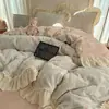 Juego de cuatro piezas de felpa de leche Clase A estilo encaje engrosado cálido felpa añadida funda nórdica estilo INS invierno funda nórdica de flores pequeñas sábana de cama