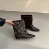 Primer Encuentro Jifa Botines Cortos de Punta Francesa Hebilla de Cuero Botas de Pantalón para Mujer 2026 Otoño/Invierno Nuevos Botas Martin de Tacón Grueso Holiday West