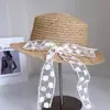 Sombrero de Paja de Ala Plana con Lazo de Encaje y Rafia Estilo Lujo Ligero para Mujer, Versátil para el Verano Casual, Protección Solar