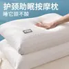 Cojín de algodón y lino tejido con un relleno similar a plumas, sellado térmicamente para mayor durabilidad. El núcleo de la almohada es lavable y conserva su forma, proporcionando soporte para el cuello para su uso en dormitorios o en casa, y ayuda a proteger la columna cervical.