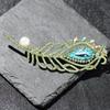 Broche de pena de cristal azul artificial com diamante exagerado de personalidade europeia e americana, alfinete de pérola anti-exposição para casaco para mulheres